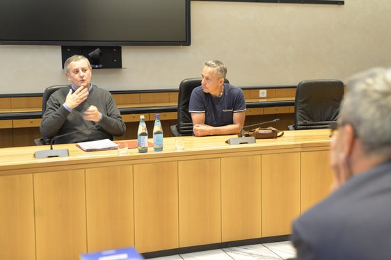 L'Ente si è espresso a favore del miglioramento dei sottotitoli nei media audiovisivi e dell'ampliamento dell'accesso senza barriere ai servizi pubblici. Il presidente Benedikt Gasser ha sottolineato: È fondamentale sensibilizzare la popolazione riguardo alle esigenze delle persone sorde e rimuovere le barriere nella vita quotidiana, nelle scuole e sul posto di lavoro.
Nella foto da sinistra: Benedikt Gasser, Stefan Mair, il presidente Arno Kompatscher
Foto: USP/Katharina Trocker