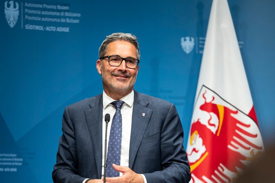“Nel nostro programma di Giunta abbiamo fissato obiettivi chiari per la riduzione della burocrazia, che rimane una priorità. Ora abbiamo definito anche un quadro metodologico per la sua attuazione concreta e possiamo già mostrare i primi risultati”, ha dichiarato il presidente della Provincia Arno Kompatscher in occasione della presentazione della “Relazione annuale 2026: Amministrazione a misura di cittadino” (Foto: USP/Fabio Brucculeri)