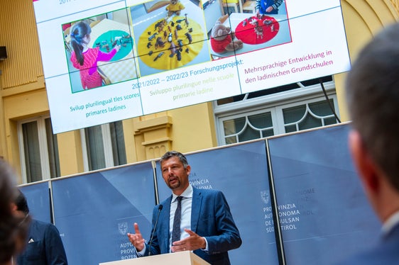 L'assessore alla scuola ladina Daniel Alfreider: La piccola realtà educativa della scuola ladina rappresenta una componente importante nel panorama dell'istruzione in Alto Adige. (Foto: ASP/Fabio Brucculeri)