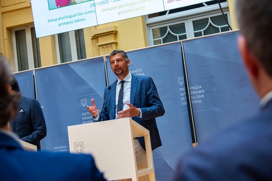 L'assessore alla scuola ladina Daniel Alfreider: La piccola realtà educativa della scuola ladina rappresenta una componente importante nel panorama dell'istruzione in Alto Adige. (Foto: ASP/Fabio Brucculeri)