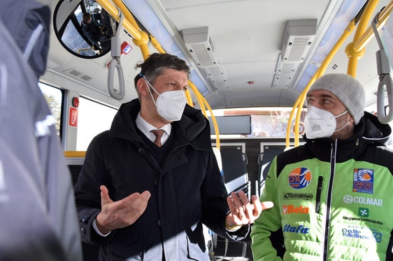 Wir wollen möglich emissionsfreie Mobilitätsmittel für die Olympischen Spiele 2026 einsetzen, betonte Alfreider bei der Testfahrt mit dem Brennstoffzellenbus im Antholzertal gegenüber Morelli (Foto: LPA/Angelika Schrott)