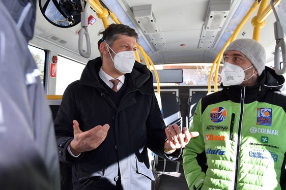 Wir wollen möglich emissionsfreie Mobilitätsmittel für die Olympischen Spiele 2026 einsetzen, betonte Alfreider bei der Testfahrt mit dem Brennstoffzellenbus im Antholzertal gegenüber Morelli (Foto: LPA/Angelika Schrott)