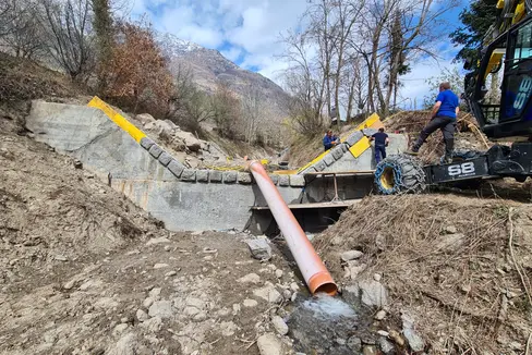Dall'inizio del mese di aprile operai e tecnici sono al lavoro per il ripristino dello sbarramento nel Lahnbach, vicino a Naturno. (Foto: Agenzia per la protezione civile/Ufficio provinciale sistemazioni bacini montani ovest)