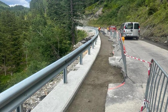 Damit die Straße sicher befahrbar bleibt, stabilisiert der Straßendienst Eisacktal die Böschungen an drei Abschnitten der Landesstraße aufs Würzjoch. (Foto: Straßendienst Eisacktal)