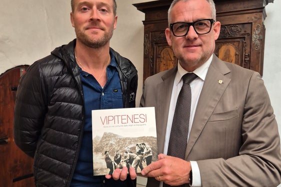 L’Aula magna rappresenta uno spazio importante per garantire a studentesse e studenti delle scuole medie, superiori e della scuola di musica un’offerta formativa adeguata, direttamente nel loro contesto di residenza, ha commentato l'assessore alle Opere pubbliche Christian Bianchi. Da sinistra a destra: Fabio Cola, vicesindaco di Vipiteno, e l'assessore Bianchi. (Foto: USP/Gianluca Crocco)