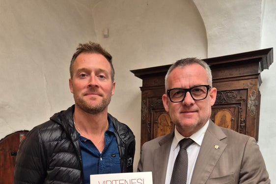 Die Aula Magna stellt einen bedeutenden Raum dar, um Schülerinnen und Schülern der Mittel- und Oberschulen sowie der Musikschule ein angemessenes Bildungsangebot direkt in ihrem Wohnumfeld zu ermöglichen., betont Landesrat Christian Bianchi. Im Bild von links nach rechts: Fabio Cola, Vizebürgermeister von Sterzing und Landesrat Bianchi. (Foto: LPA/Gianluca Crocco)