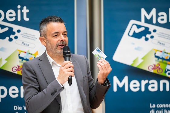 N segnal tler dla crëta che crësc da pert dles zitadines y di zitadins, dles turistes y di turisć, tl sistem de trasport publich local, desmostré ince dai investimënc costanc por le svilup dla rëi y dles infrastrotöres, dij Joachim Dejaco, diretur general de STA - Strotöres Trasport Süütirol SpA. (Foto: USP/Fabio Brucculeri)