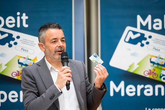 “Un chiaro segnale della fiducia crescente delle cittadine e dei cittadini, delle visitatrici e dei visitatori nel sistema di trasporto pubblico locale dimostrato anche dai costanti investimenti per lo sviluppo della rete e delle infrastrutture”, afferma Joachim Dejaco, direttore generale di STA - Strutture Trasporto AltoAdige SpA. (Foto: USP/Fabio Brucculeri)