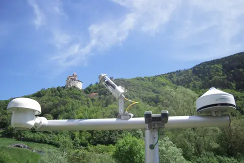 Überdurchschnittlich warm und trocken waren die vergangenen 30 Tage, fassen die Meteorologen des Landesamtes für Meteorologie und Lawinenwarnung in der Agentur für Bevölkerungsschutz zusammen; im Bild die Wetterstation in Kollmann. (Foto: Agentur für Bevölkerungsschutz/Amt für Meteorologie und Lawinenwarnung)