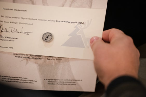 Über 200 angehende Jägerinnen und Jäger haben am 26. November abends im Waltherhaus Urkunde und Anstecknadel zur bestandenen Jägerprüfung erhalten. (Foto: LPA/Bernhard Aichner)
