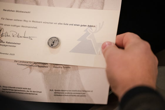 Über 200 angehende Jägerinnen und Jäger haben am 26. November abends im Waltherhaus Urkunde und Anstecknadel zur bestandenen Jägerprüfung erhalten. (Foto: LPA/Bernhard Aichner)