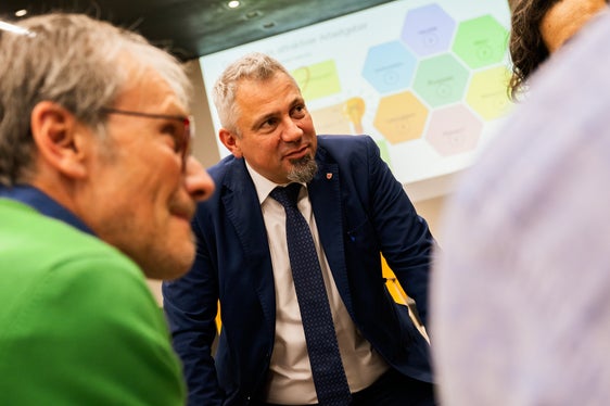Generaldirektor Steiner im Austausch mit Führungskräften: Angesichts bevorstehender Pensionierungswelle und Erwartungen junger Berufstätiger kommt den Vorgesetzten eine besondere Verantwortung zu. (Foto: LPA/Manuela Tessaro)