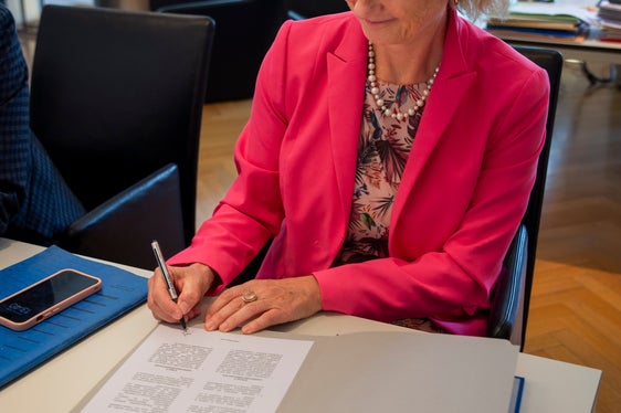 La rettrice Veronika Sexl sigla l'intesa (Foto: ASP/Fabio Brucculeri)
