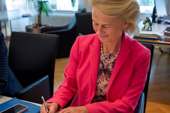 La rettrice Veronika Sexl sigla l'intesa (Foto: ASP/Fabio Brucculeri)