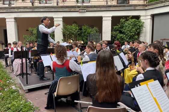 Der Dirigent des Trentino, Franco Puliafito, beim Auftritt 2024 in Riva del Garda. (Foto: Euregio/GNews)