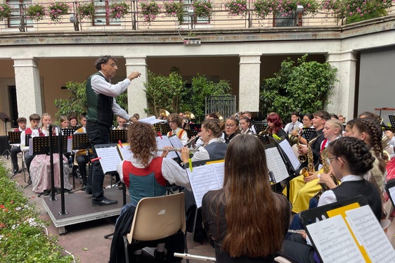 Il direttore d'orchestra del Trentino, Franco Puliafito, si esibisce a Riva del Garda. (Foto: Euregio/GNews)