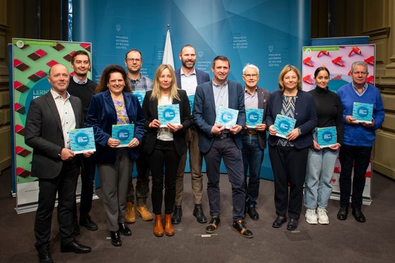 Stellten die Kampagne vor: (v.l.) Abteilungsdirektor Klotz, Christoph Falkensteiner, Claudia Santer, Kurt Jakomet (5.v.r.) und Anika Michelon (3.v.r.) (Foto: LPA/Fabio Brucculeri)