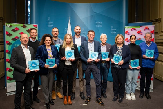 Presentata la campagna di formazione permanente: nella foto (da sinistra), il direttore di Ripartizione Klotz, Christoph Falkensteiner, Claudia Santer, Kurt Jakomet (nella foto il quinto da destra) e Anika Michelon (nella foto la terza da destra): (Foto: ASP/Fabio Brucculeri)