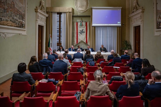 La seduta della Commissione Affari istituzionali – Politiche della montagna si è tenuta al Palazzo del Pegaso, in via Cavour a Firenze. Primo da destra sul tavolo dei relatori il presidente della Provincia autonoma di Bolzano, Arno Kompatscher. (Foto: USP/Greta Stuefer)