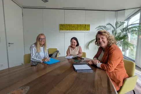 La garante per le persone anziane Vera Tronti Harpf ha discusso tematiche di interesse comune con la direttrice dell'Ufficio Anziani e distretti sociali Brigitte Waldner e con l’assessora provinciale Rosmarie Pamer. (Foto: USP/Hannes Wisthaler)