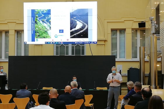Gli esiti della fase sperimentale del progetto BrennerLEC illustrati agli stakeholder da Massimo Guariento per l'Agenzia provinciale per l'ambiente e tutela del clima altoatesina. (Foto: ASP/Nadia Franzoi)