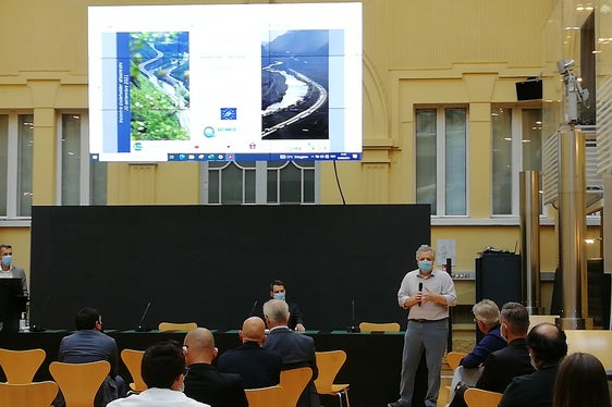 Massimo Guariento (Landesumweltagentur) stellte den Stakeholdern die Ergebnisse der BrennerLEC-Testphase vor. (Foto: LPA/Nadia Franzoi)