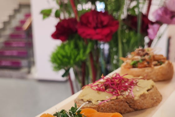 Durante il convegno sono stati forniti spunti concreti su come adottare un'alimentazione a base vegetale in modo creativo, gustoso e adatto alla vita quotidiana. (Foto: USP/Scuola professionale di economia domestica e agroalimentare Aslago)