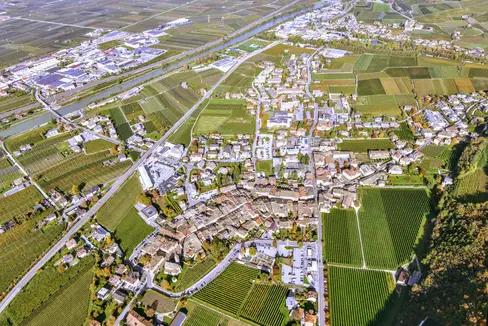 Via libera della Giunta al cofinanziamento da 1,5 milioni di euro della nuova palestra e della mensa scolastica di Egna. In cambio, l'Amministrazione provinciale riceverà una comproprietà del 15%. (Foto: ASP/Peter Daldos)