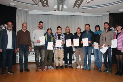 La stagione invernale parte con nove tecnici di assistenza sciistica neo certificati: l'attrezzatura correttamente regolata e revisionata è il prerequisito per il divertimento sicuro in pista (Foto: ASP/BBZ)