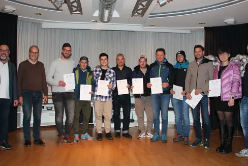 Neun neu zertifizierten Skiservicetechniker und -technikerinnen sind bereit für die Wintersaison. (Foto: LPA/BBZ)