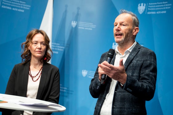 Jugendrichter Benno Baumgartner berichtete, dass seit diesem Jahr auch Singles sich für internationale Adoptionen bewerben. Silvia Vidale von der Dienststelle Adoption Südtirol berichtete über das umfangreiche Angebot ihrer Dienststelle und die gesellschaftlichen Anpassungen, die man in den vergangenen Jahren vorgenommen hat. (Foto: LPA/Fabio Brucculeri)