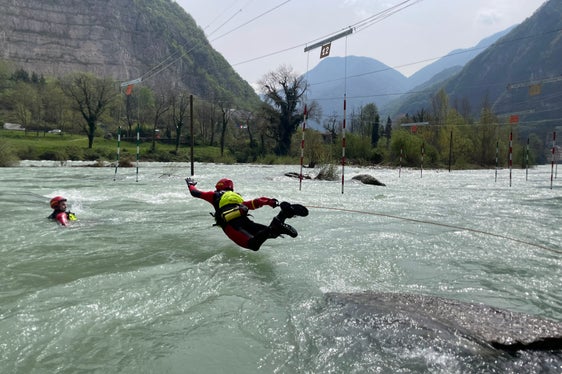 Die neuen Berufsfeuerwehrmänner und die Berufsfeuerwehrfrau haben auch eine Ausbildung in Fließwasserrettung absolviert; das Foto entstand während des Ausbildungskurses. (Foto: LPA/Berufsfeuerwehr Bozen)