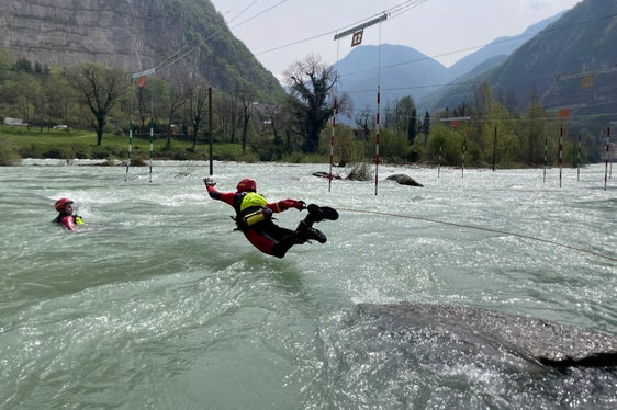 I nuovi vigili del fuoco professionisti hanno anche completato l'addestramento al salvataggio in acqua. (Foto: ASP/Corpo permanente Vigili del fuoco di Bolzano)