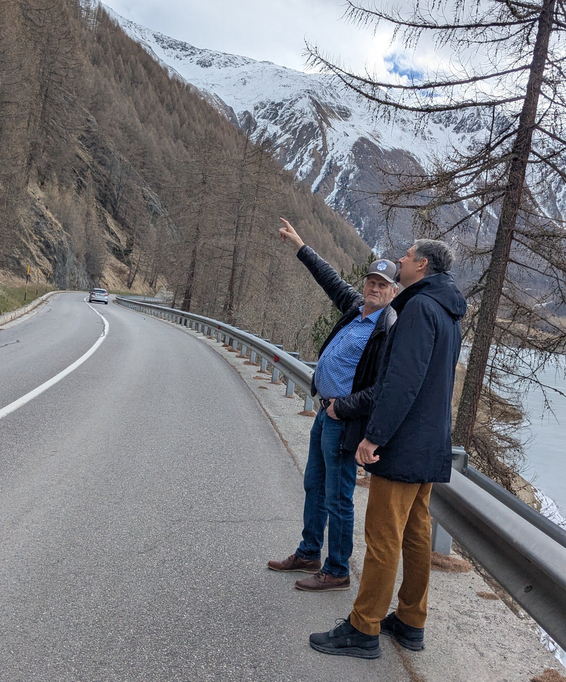 “Ci stiamo impegnando in primo luogo affinché gli abitanti delle valli della nostra provincia non rimangano isolati dal resto del mondo in caso di valanghe. In accordo con il sindaco di Senales, Peter Grüner, stanno per iniziare i lavori per la messa in sicurezza di un primo tratto della strada provinciale con la realizzazione di una galleria, ha affermato l’assessore provinciale alle Infrastrutture Daniel Alfreider, a destra nella foto assieme all'ex sindaco Karl Josef Rainer, che l'assessore ha tenuto a ringraziare. (Foto: USP/Helga Morandell)