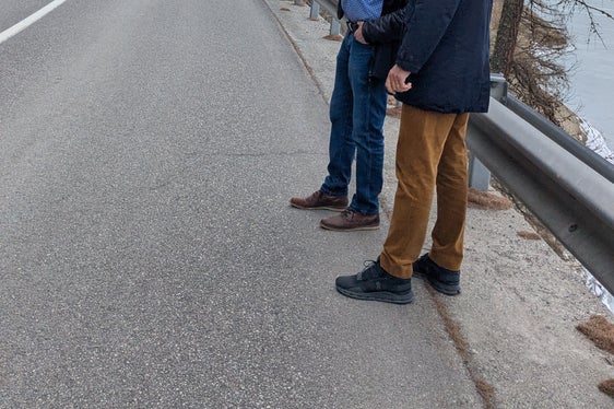 Wir setzen uns dafür ein, dass die Menschen in den Tälern unseres Landes bei Lawinenereignissen nicht vom übrigen Südtirol abgeschnitten werden, betont Infrastrukturlandesrat Daniel Alfreider. Im Bild rechts im Frühjahr 2025 mit Altbürgermeister Karl Josef Rainer, dem Alfreider für sein langjähriges Engagement für die Lawinenschutzgalerie bei Vernagt dankte. (Foto: LPA/Helga Morandell)