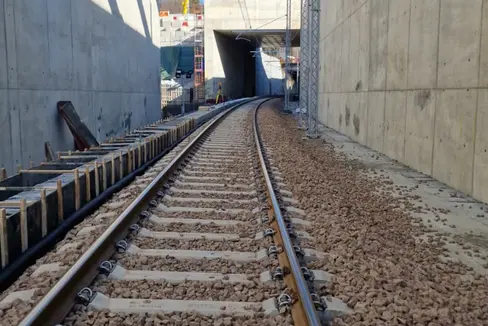 La ferrovia della Val Pusteria riapre martedì 27 gennaio 2026, dopo un’intensa fase di lavori di ammodernamento e manutenzione straordinaria, coordinati da Rete Ferroviaria Italiana (RFI) in collaborazione con la Provincia autonoma di Bolzano e il Ministero delle Infrastrutture e dei Trasporti. (Foto: USP/Dipartimento Infrastrutture e Mobilità)