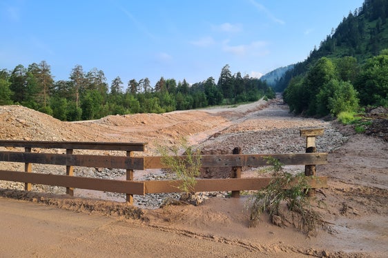 Noch in der Nacht auf heute wurde so viel Murmaterial geräumt, um den Durchfluss des Ciamaorbachs unter der Brücke wieder zu ermöglichen. (Foto: LPA/Landesamt für Wildbach- und Lawinenverbauung Ost in der Agentur für Bevölkerungsschutz)