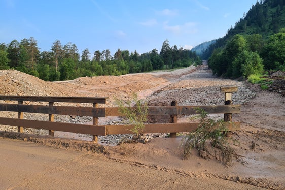 Noch in der Nacht auf heute wurde so viel Murmaterial geräumt, um den Durchfluss des Ciamaorbachs unter der Brücke wieder zu ermöglichen. (Foto: LPA/Landesamt für Wildbach- und Lawinenverbauung Ost in der Agentur für Bevölkerungsschutz)