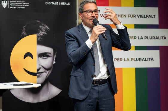 Il presidente della Provincia Arno Kompatscher rivolgendosi ai presenti: “L’odio non è un’opinione”. Questo porta, in definitiva, solo a far sì che le persone si ritirino e smettano di commentare. “Questa campagna non è contro il web e la rete, ma a favore di una rete che sia luogo di democrazia, in cui tutte le opinioni abbiano il loro spazio”. (Foto: USP/Fabio Brucculeri)
