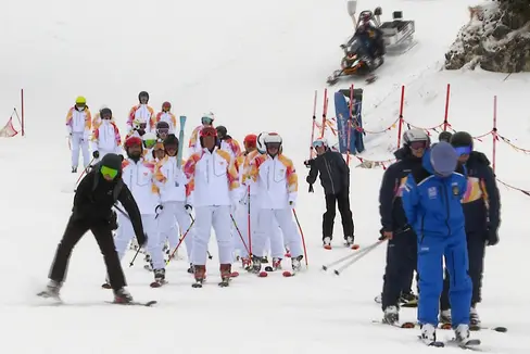 L'ascesa della fiaccola sul Sellaronda, uno dei momenti più significativi ed emozionanti della seconda giornata di transito della fiamma olimpica in Alto Adige. (Foto: USP)