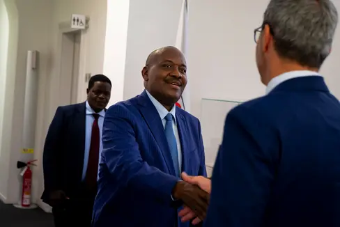 Botschafter Ernest Ndabashinze (Zweiter von links) und sein Berater Emile Butoy (links) statteten Landeshauptmann Arno Kompatscher einen Besuch ab. (Foto: LPA/Fabio Brucculeri)
