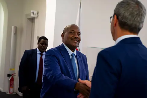 L'ambasciatore Ernest Ndabashinze (secondo da sinistra) e il suo consigliere Emile Butoy (a sinistra) hanno fatto visita al presidente altoatesino Arno Kompatscher. (Foto: ASP/Fabio Brucculeri)