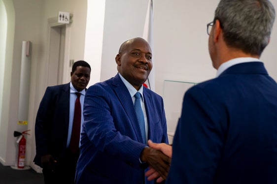 Botschafter Ernest Ndabashinze (Zweiter von links) und sein Berater Emile Butoy (links) statteten Landeshauptmann Arno Kompatscher einen Besuch ab. (Foto: LPA/Fabio Brucculeri)