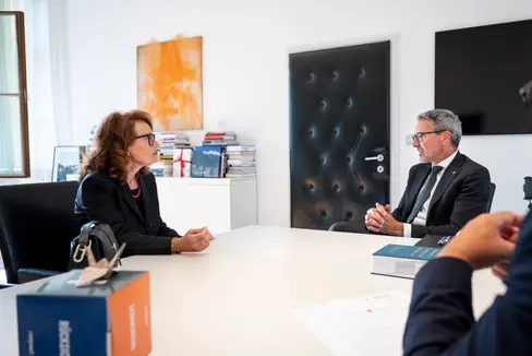 Il presidente della Provincia Arno Kompatscher (al centro) e il segretario generale della Provincia, Eros Magnago, hanno ricevuto al Palazzo Widmann di Bolzano il nuovo procuratore regionale della Corte dei Conti per il Trentino-Alto Adge/Südtirol, sede di Bolzano, la presidente Adelisa Corsetti. (Foto: USP/Fabio Brucculeri)
