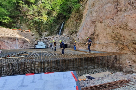 Das Landesamt für Wildbachverbauung Süd hat mit den Arbeiten an der Sperre am Sinichbach im Oktober 2022 begonnen. (Foto: LPA/Landesamt für Wildbach- und Lawinenverbauung Süd)