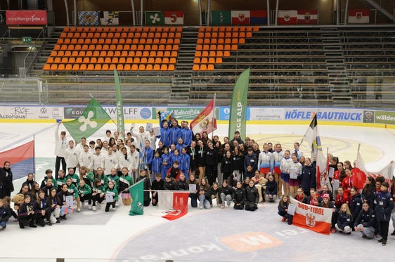 Die Delegationen aus Vorarlberg, Tirol, Salzburg, St. Gallen, Graubünden, Trentino, Tessin, der Lombardei, Südtirol und Bayern auf dem Eis in Dornbirn (Vorarlberg). (Foto: FISG Südtirol)