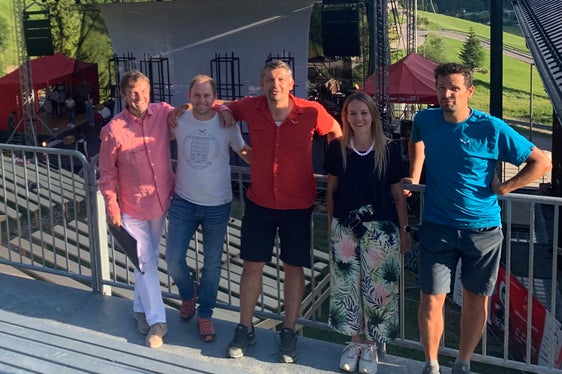 L dirighënt Fridl Pescoller, l presidënt dla Müjiga de Badia Philipp Lerchegger, l´ass. Daniel Alfreider, la presidënta dla Müjiga de Badia Stefanie Burchia y le coordinadú dl Sorvisc ai Jogn Valentin Erlacher dan la gran paladina por l teater musical “Ujöp da Oies” a Oies. (Foto: USP)