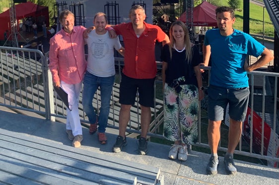 L dirighënt Fridl Pescoller, l presidënt dla Müjiga de Badia Philipp Lerchegger, l´ass. Daniel Alfreider, la presidënta dla Müjiga de Badia Stefanie Burchia y le coordinadú dl Sorvisc ai Jogn Valentin Erlacher dan la gran paladina por l teater musical “Ujöp da Oies” a Oies. (Foto: USP)