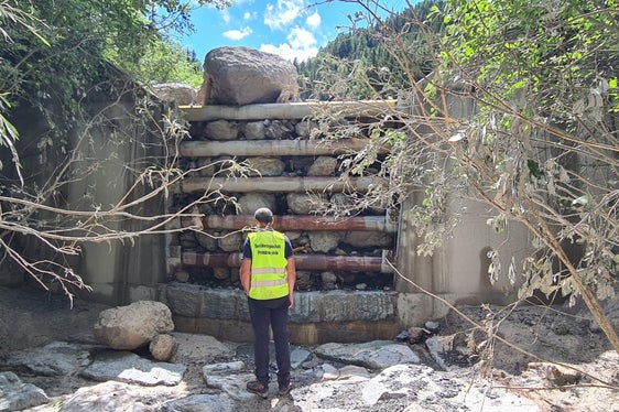Begutachtung der gefüllten Rückhaltesperre im Talvenaisbach in Graun (Foto: LPA/Landesamt für Wildbach- und Lawinenverbauung West)