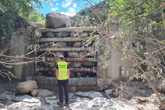 Gli smottamenti hanno coinvolto anche la barriera di contenimento del Rio Talveneis. (Foto: ASP/Ufficio sistemazione bacini montani Ovest)